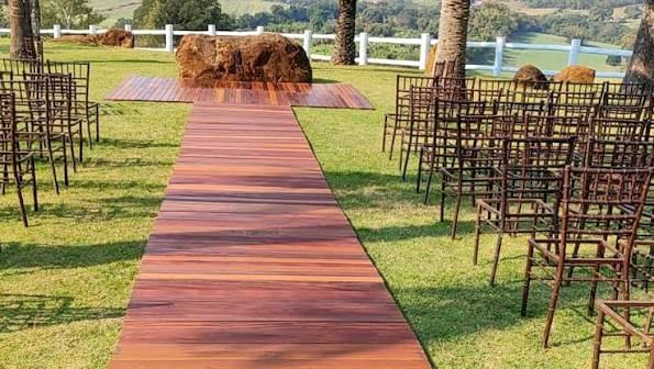 Passarela de piso deck montada sobre grama em cerimônia ao ar livre