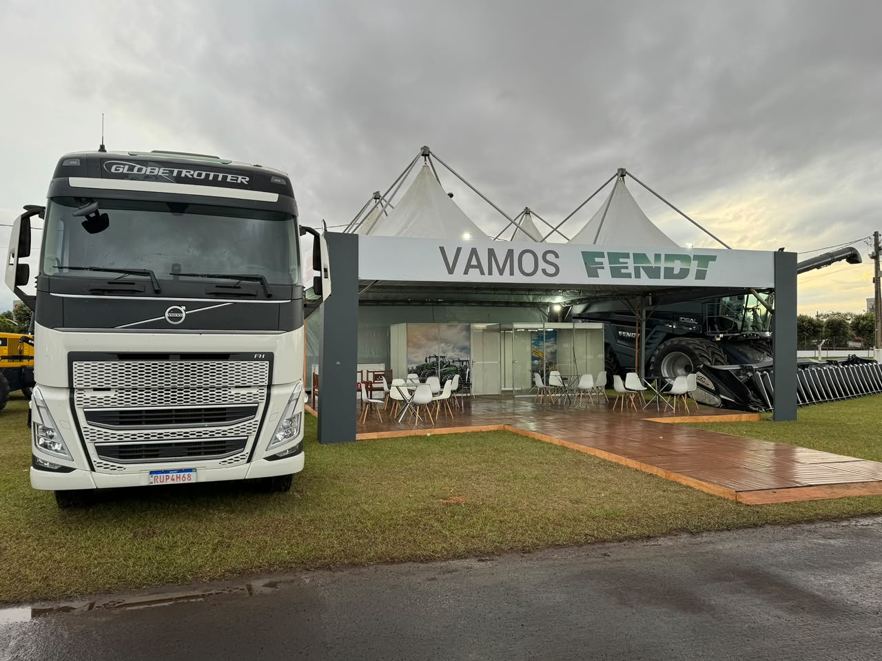Estande com pórtico e piso de madeira montado em feira agrícola